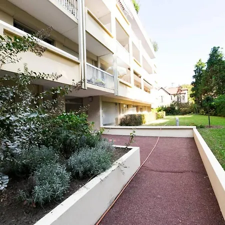 Le Parc Des Freres Lumiere Apartment *