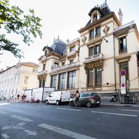 Le Parc Des Freres Lumiere Appartement